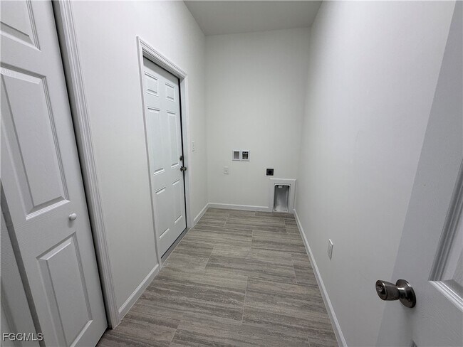 Building Photo - 1027 Eisenhower Blvd