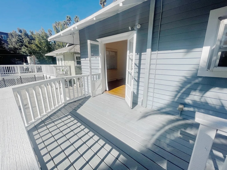 Large, sun-drenched raised deck - 6002 Carlton Way