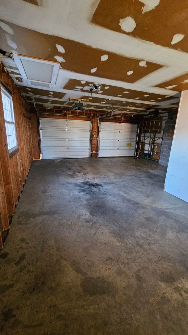 Building Photo - Spacious Single Family Home