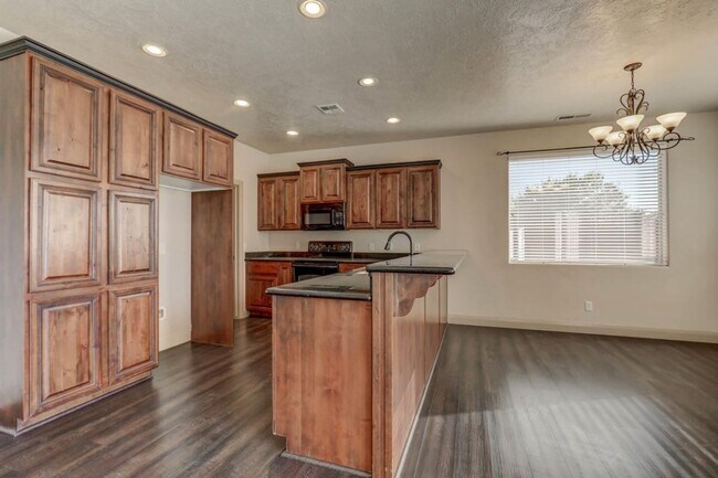 Building Photo - Beautifully Designed 5 Bedroom Home in Was...