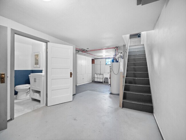 Building Photo - 811 W 13th Ave
