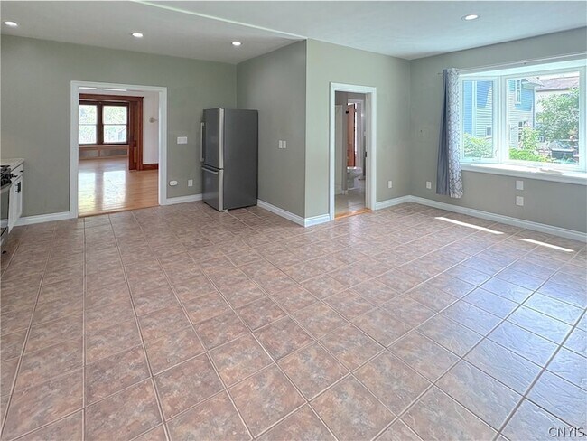 Building Photo - 3565 Oneida St