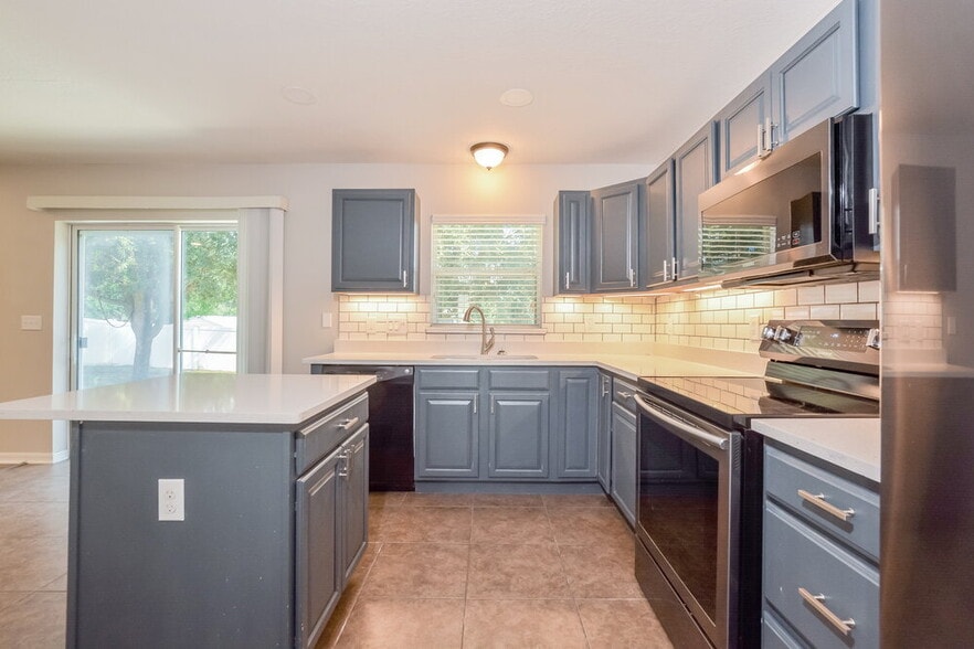 Building Photo - 7545 Sloewood Dr