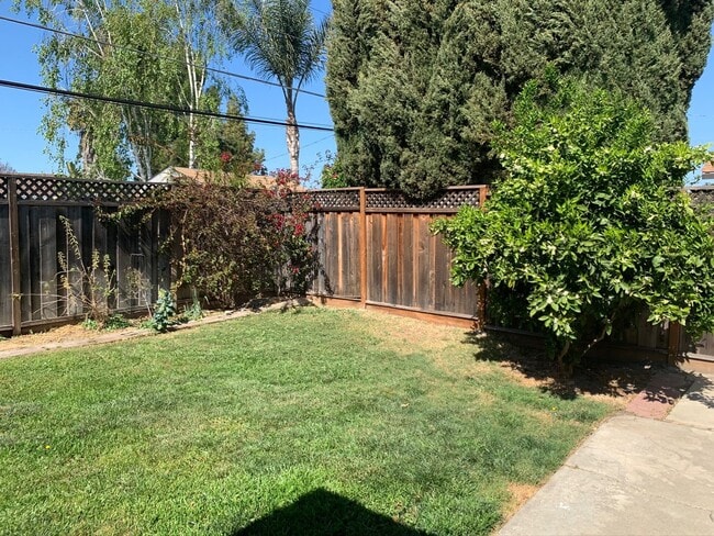 Building Photo - Excellent Value! Spacious Updated South Sa...