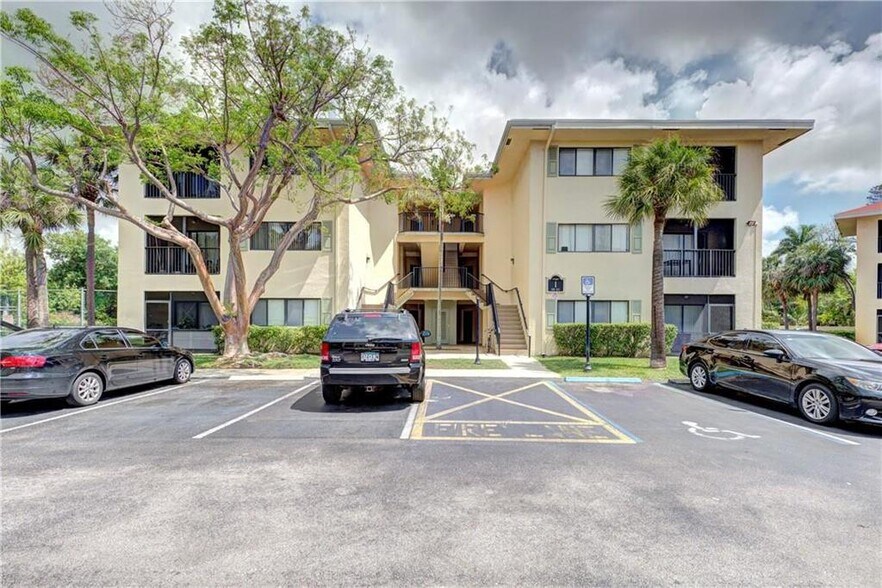 Building Photo - 2445 SW 18th Ter
