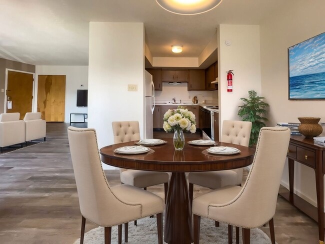 Building Photo - Spacious Ground Floor 2 Bed with Screened Porch!