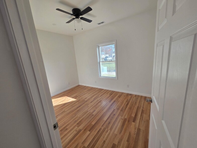 Building Photo - 203 N Elm St