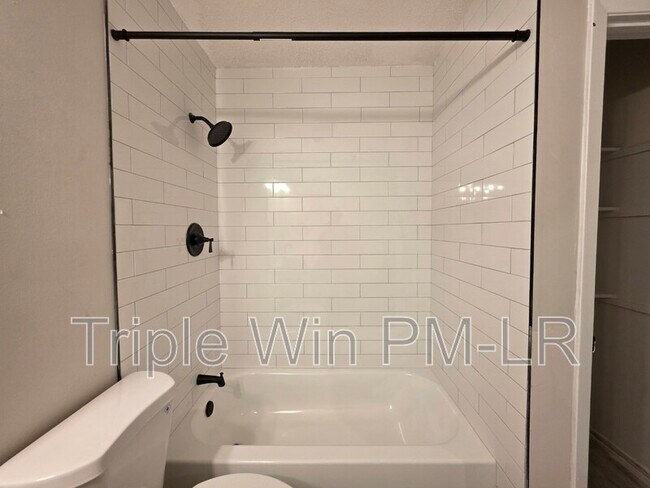 Building Photo - 8 Helen St