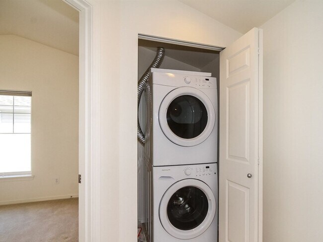 Building Photo - Fabulous Green Lake Townhome
