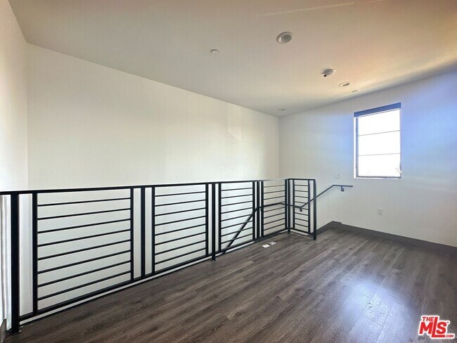 Building Photo - 552 N Hobart Blvd