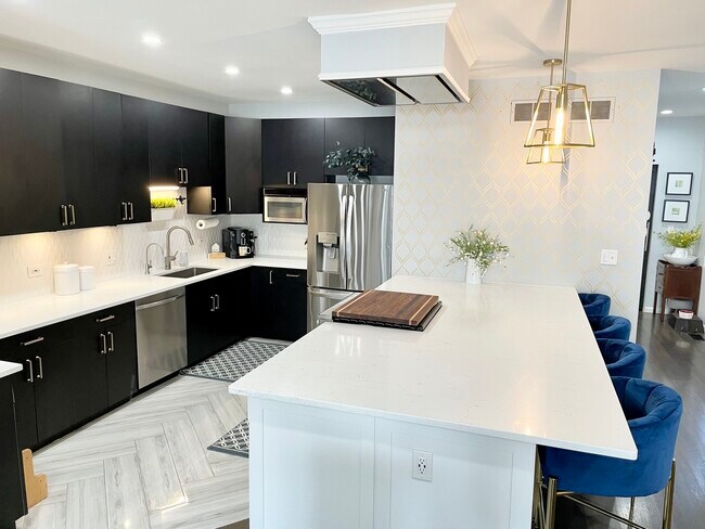 Building Photo - 2724 W Warren Blvd