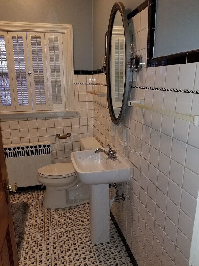 Building Photo - 6826 N Knox Ave