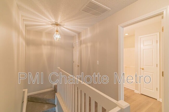 Building Photo - 8289 Christmas Ct