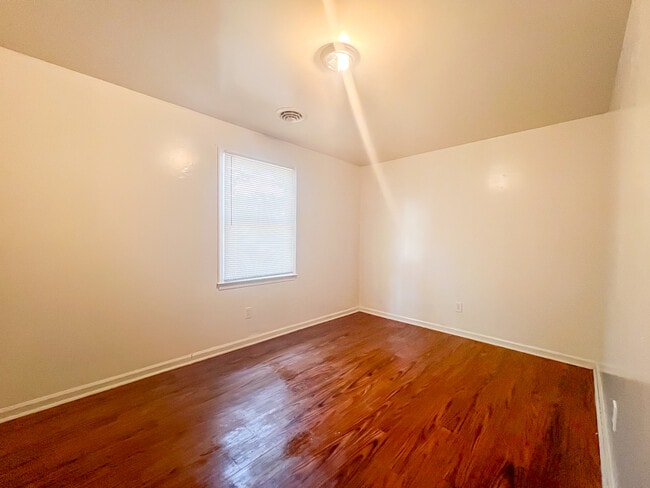 Building Photo - 5207 Cheshire Dr