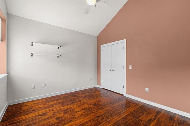 Building Photo - 705 N Bluff Dr