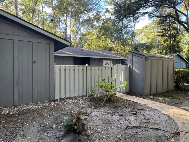 Building Photo - One-Level Updated Home in Hilton Head Plan...