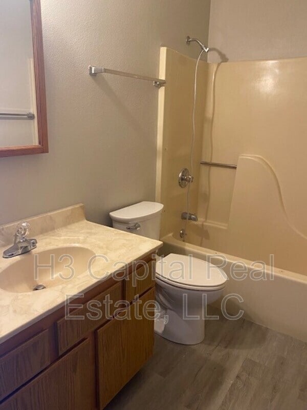 Building Photo - 303 Southgate Dr