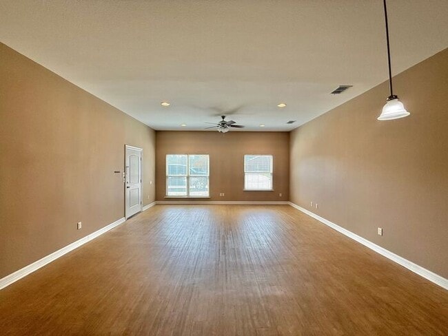 Building Photo - 4 Bedroom 3.5 Bath Duplex in East Tyler!
