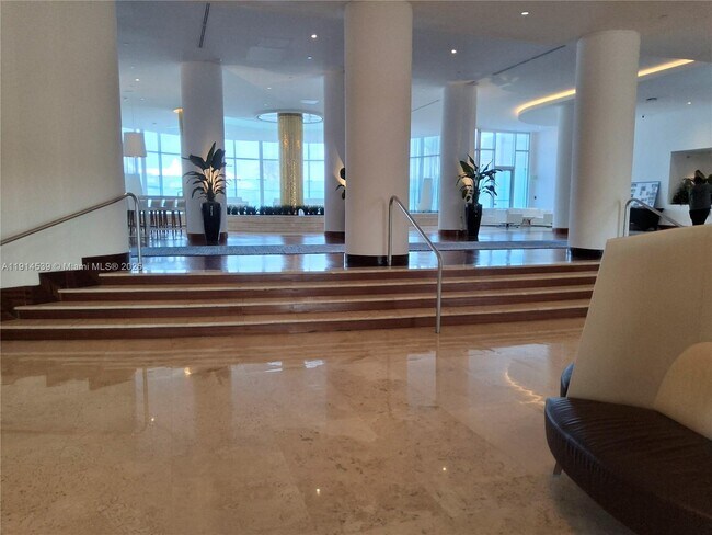 Building Photo - 5161 Collins Ave