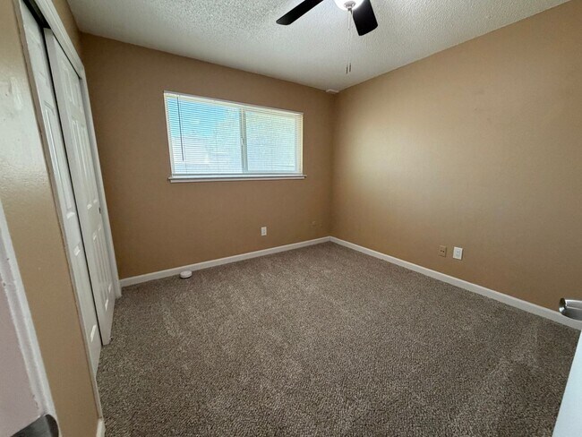 Building Photo - Updated 2 bedroom duplex near hospital