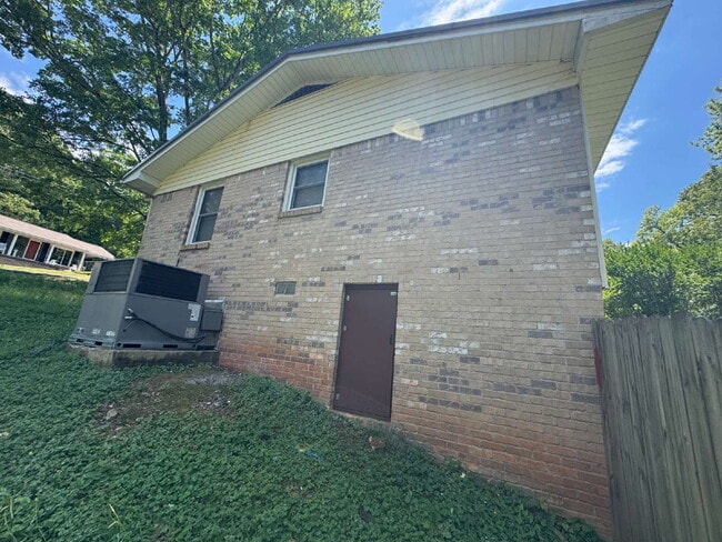 Building Photo - "Charming 3-Bed Oasis with 2 Full Baths on Brookview Drive – Your Perfect Talladega Retreat!"