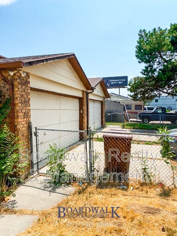 Building Photo - 8261 Ivy Dr