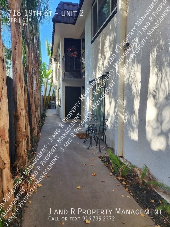 Building Photo - 718 19th St