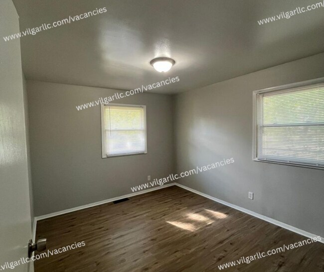 Building Photo - 3 spacious bedrooms, 1 updated bathroom home in Gary, IN