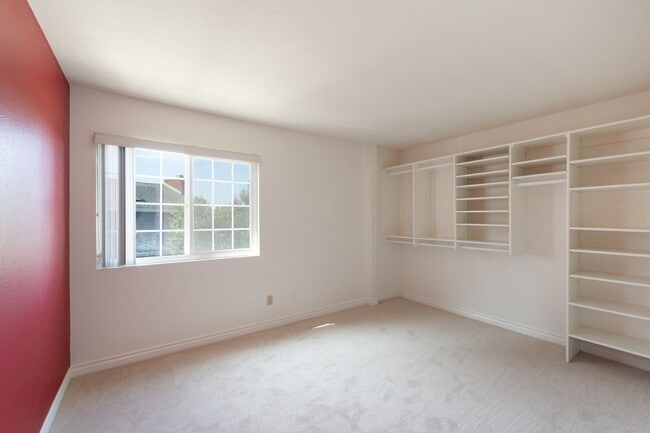 Building Photo - Spacious 2 Story House in cul-de-sac with ...