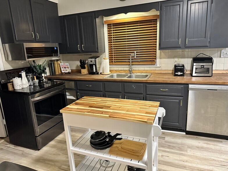 Building Photo - 800 37th Ave NE