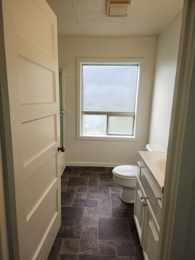 Building Photo - 3-bedroom 1 bath single family dwelling