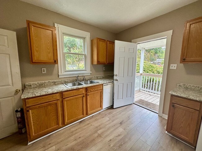 Building Photo - 102 Ivy St