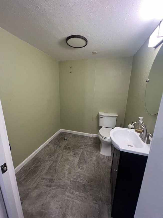 Building Photo - Cozy 2 Bedroom in Charming Everett Neighbo...
