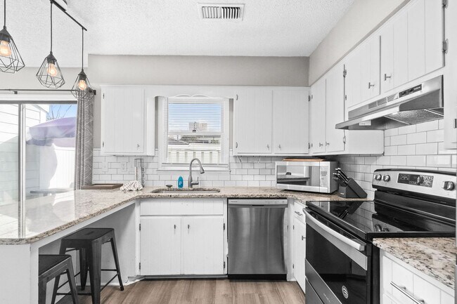 Building Photo - 405 13th Ave S