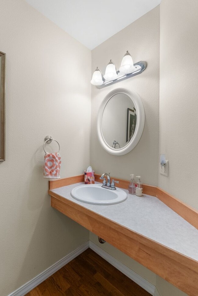 Building Photo - Reese's Retreat!!  2 BR + Den/2.5 BA White...