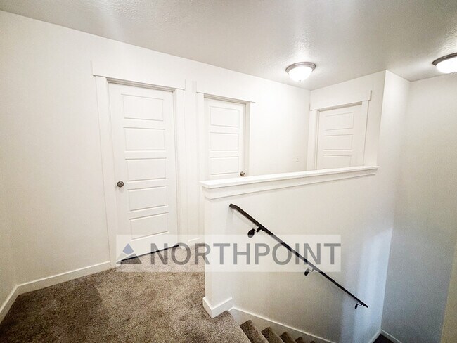 Building Photo - 3 bed 2.5 Bath Townhome - Mountain Views!!