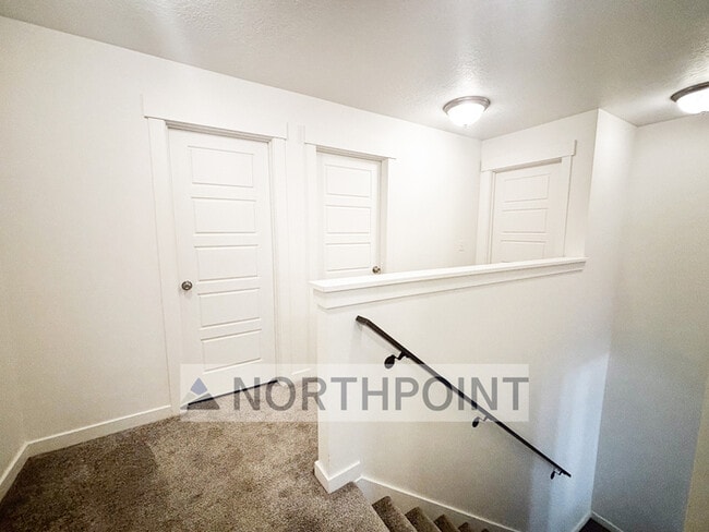 Building Photo - Clean, Bright, Open Town-Home in Lehi