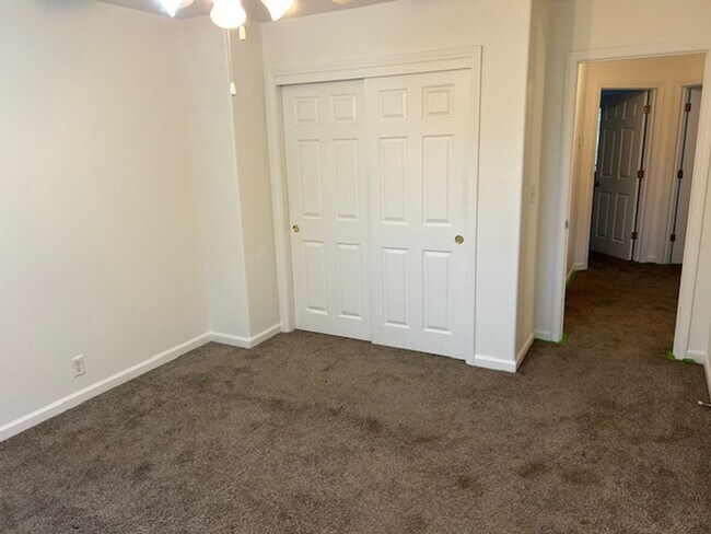 Building Photo - 555 Morgan Dr