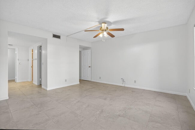 Building Photo - 300 N Hwy A1A