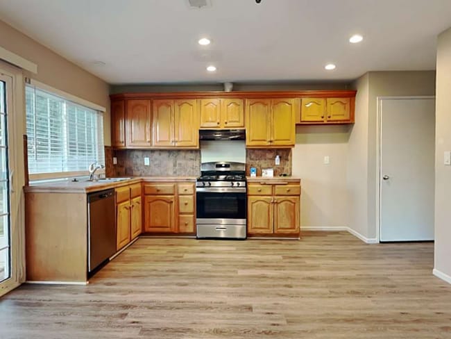 Primary Photo - 784 E Turmont St