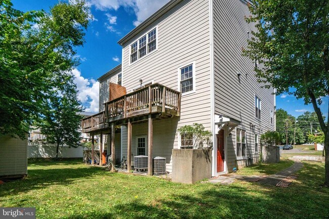 Building Photo - 2056 Shirlington Rd