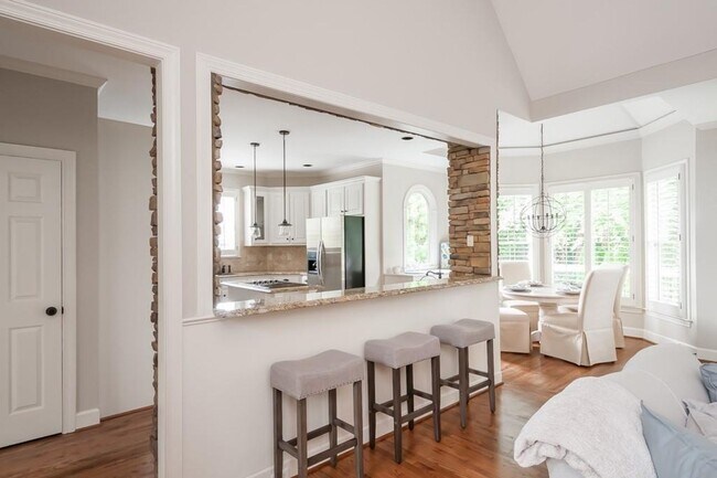 Building Photo - Elegant Master-on-Main in Prestigious Laur...