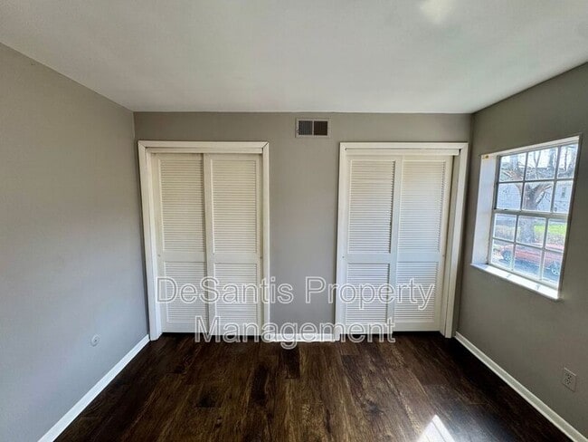 Building Photo - 542 5th Ave