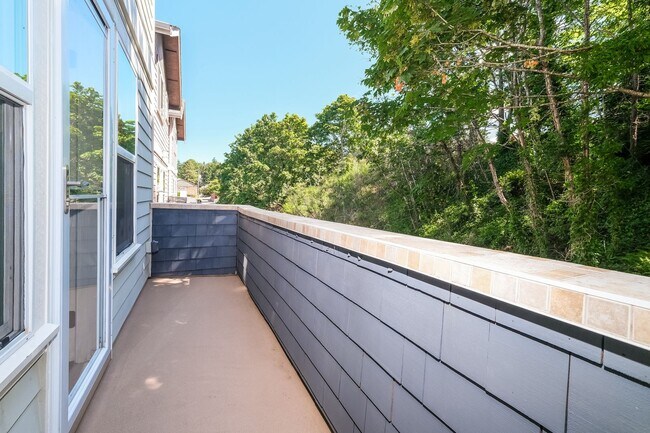 Building Photo - Bright and Spacious Residence with Vaulted Ceilings and Garage