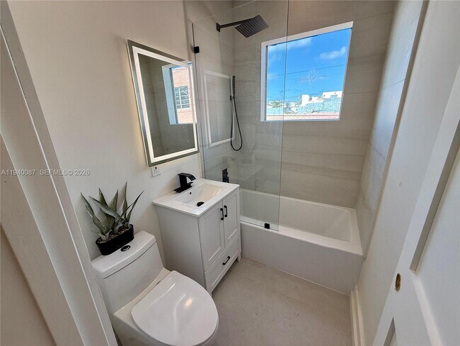 Building Photo - 1535 West Ave