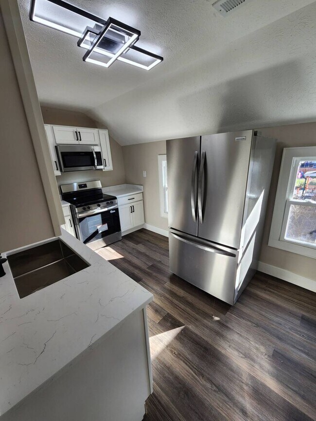 Building Photo - 1565 Hopkins Ave