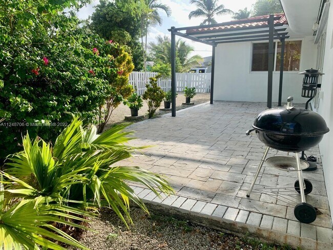 Building Photo - 1001 Surfside Blvd