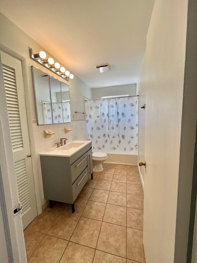 Building Photo - Beautiful 4 BR + den 2 FB home in corner lot!