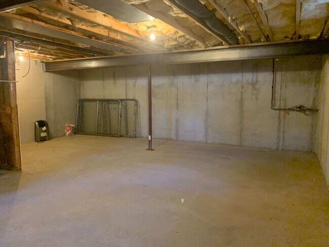 Building Photo - Lovely single family, brick rancher home with 3 beds/2.5 baths!!