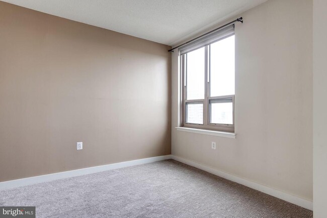 Building Photo - 888 N Quincy St